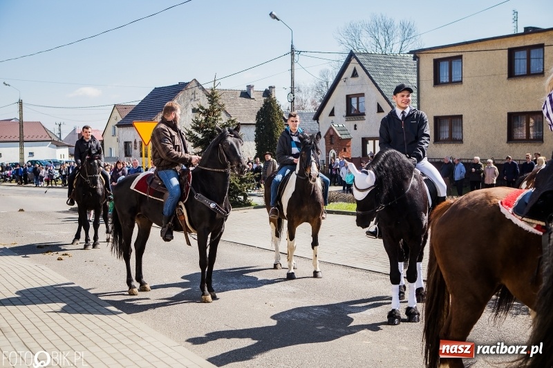 Zdjęcie w galerii na portalu naszraciborz.pl: Wyścigi konne na finał procesji w Sudole wiadomości z regionu