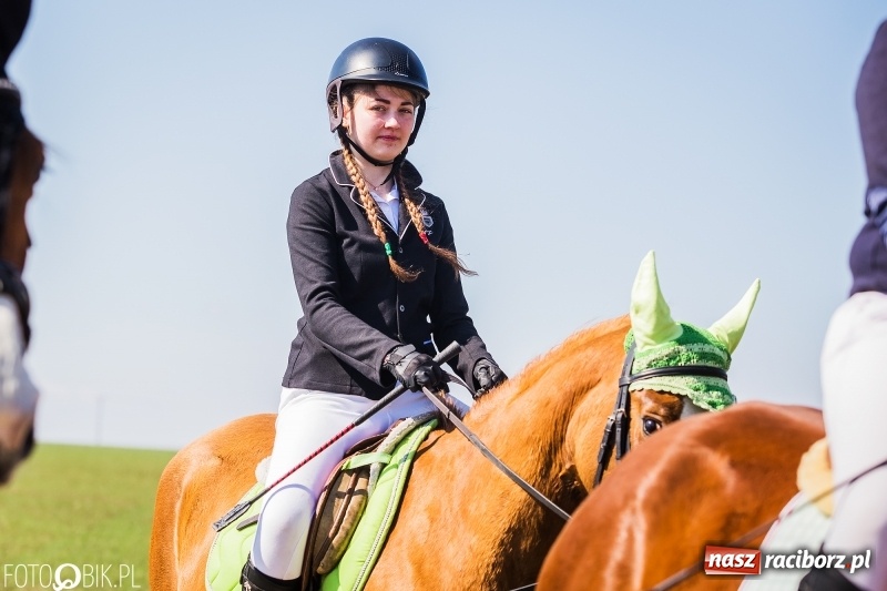 Zdjęcie w galerii na portalu naszraciborz.pl: Wyścigi konne na finał procesji w Sudole wiadomości z regionu