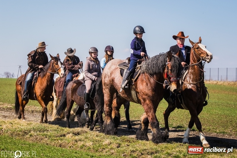 Zdjęcie w galerii na portalu naszraciborz.pl: Wyścigi konne na finał procesji w Sudole wiadomości z regionu