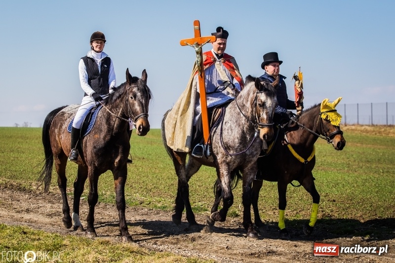 Zdjęcie w galerii na portalu naszraciborz.pl: Wyścigi konne na finał procesji w Sudole wiadomości z regionu