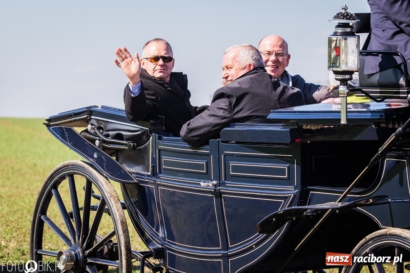 Zdjęcie w galerii na portalu naszraciborz.pl: Wyścigi konne na finał procesji w Sudole wiadomości z regionu