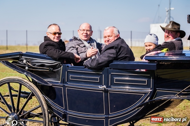 Zdjęcie w galerii na portalu naszraciborz.pl: Wyścigi konne na finał procesji w Sudole wiadomości z regionu