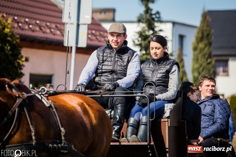 Zdjęcie w galerii na portalu naszraciborz.pl: Wyścigi konne na finał procesji w Sudole wiadomości z regionu
