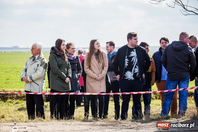 Zdjęcie w galerii na portalu naszraciborz.pl: Wyścigi konne na finał procesji w Sudole wiadomości z regionu