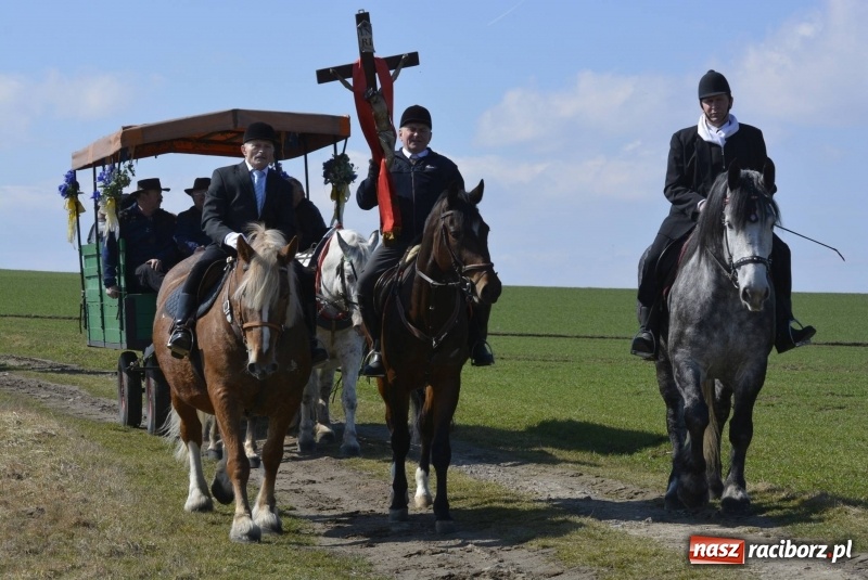 Zdjęcie w galerii na portalu naszraciborz.pl: Bieńkowicka procesja z biskupem Rudolfem wiadomości z regionu