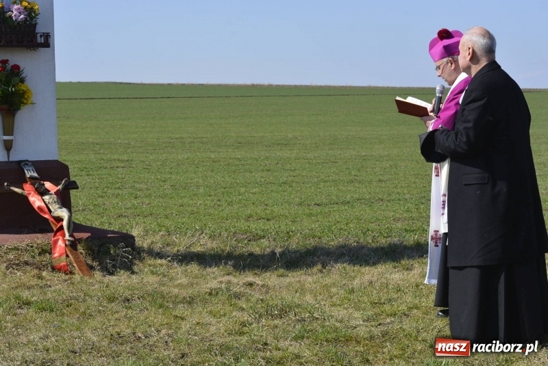 Zdjęcie w galerii na portalu naszraciborz.pl: Bieńkowicka procesja z biskupem Rudolfem wiadomości z regionu