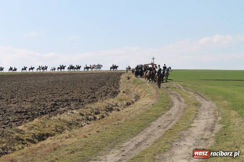 Zdjęcie w galerii na portalu naszraciborz.pl: Bieńkowicka procesja z biskupem Rudolfem wiadomości z regionu