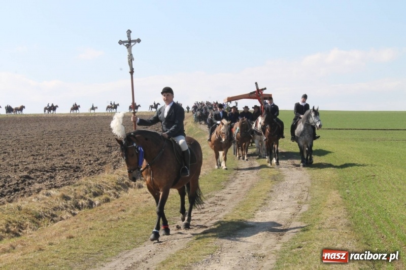 Zdjęcie w galerii na portalu naszraciborz.pl: Bieńkowicka procesja z biskupem Rudolfem wiadomości z regionu
