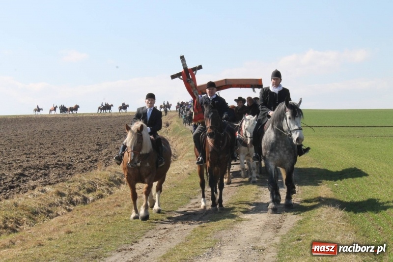 Zdjęcie w galerii na portalu naszraciborz.pl: Bieńkowicka procesja z biskupem Rudolfem wiadomości z regionu