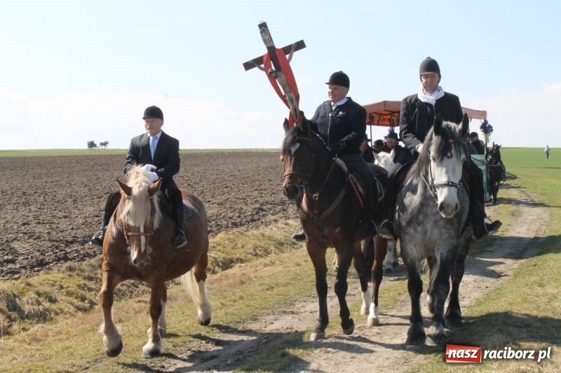 Zdjęcie w galerii na portalu naszraciborz.pl: Bieńkowicka procesja z biskupem Rudolfem wiadomości z regionu