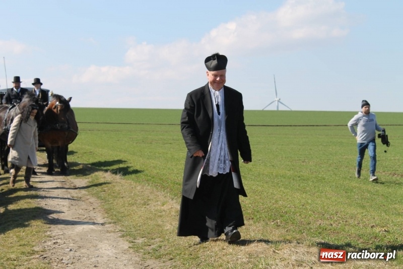 Zdjęcie w galerii na portalu naszraciborz.pl: Bieńkowicka procesja z biskupem Rudolfem wiadomości z regionu
