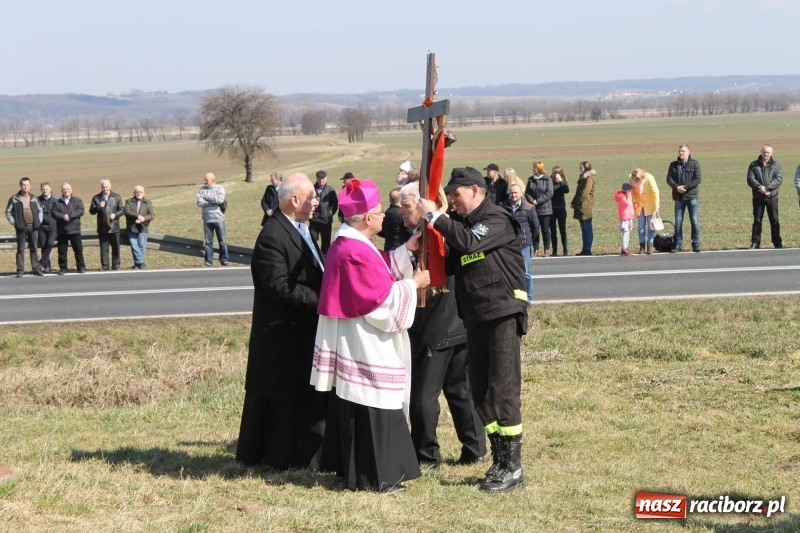 Zdjęcie w galerii na portalu naszraciborz.pl: Bieńkowicka procesja z biskupem Rudolfem wiadomości z regionu