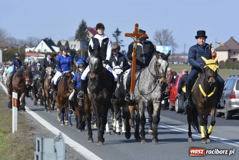 Zdjęcie w galerii na portalu naszraciborz.pl: Wielkanocna procesja konna w Raciborzu-Sudole wiadomości z regionu