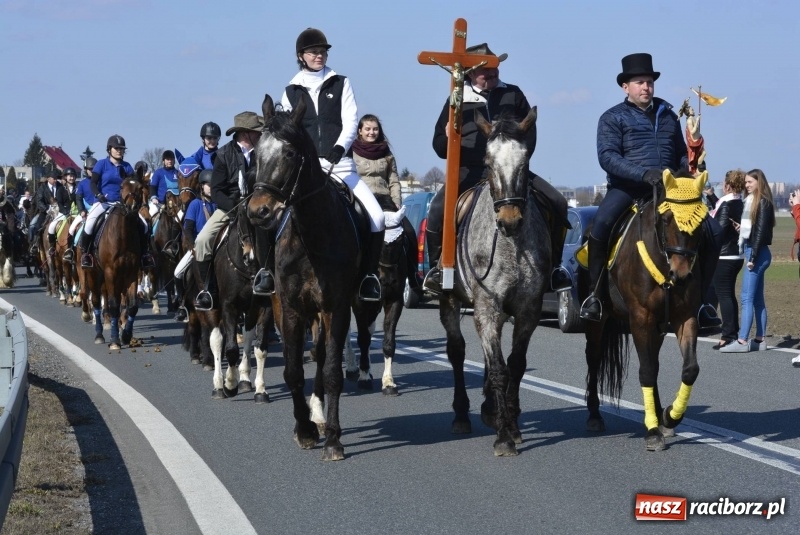 Zdjęcie w galerii na portalu naszraciborz.pl: Wielkanocna procesja konna w Raciborzu-Sudole wiadomości z regionu