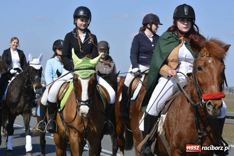 Zdjęcie w galerii na portalu naszraciborz.pl: Wielkanocna procesja konna w Raciborzu-Sudole wiadomości z regionu