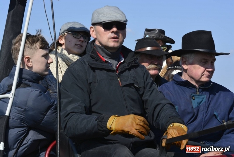 Zdjęcie w galerii na portalu naszraciborz.pl: Wielkanocna procesja konna w Raciborzu-Sudole wiadomości z regionu