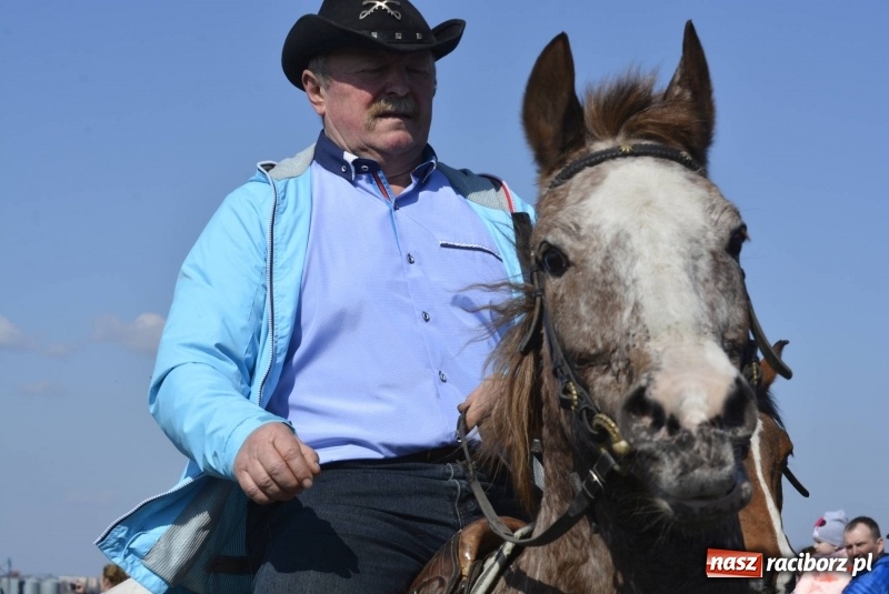 Zdjęcie w galerii na portalu naszraciborz.pl: Wielkanocna procesja konna w Raciborzu-Sudole wiadomości z regionu