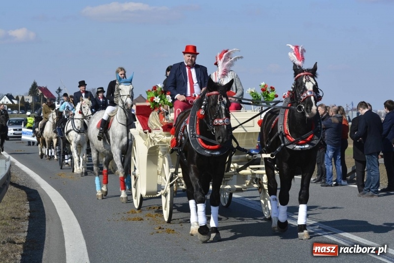 Zdjęcie w galerii na portalu naszraciborz.pl: Wielkanocna procesja konna w Raciborzu-Sudole wiadomości z regionu