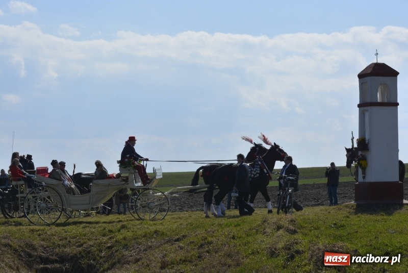 Zdjęcie w galerii na portalu naszraciborz.pl: Wielkanocna procesja konna w Raciborzu-Sudole wiadomości z regionu