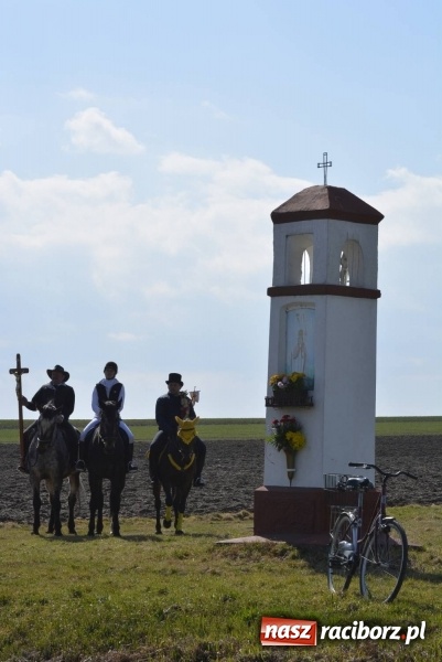 Zdjęcie w galerii na portalu naszraciborz.pl: Wielkanocna procesja konna w Raciborzu-Sudole wiadomości z regionu