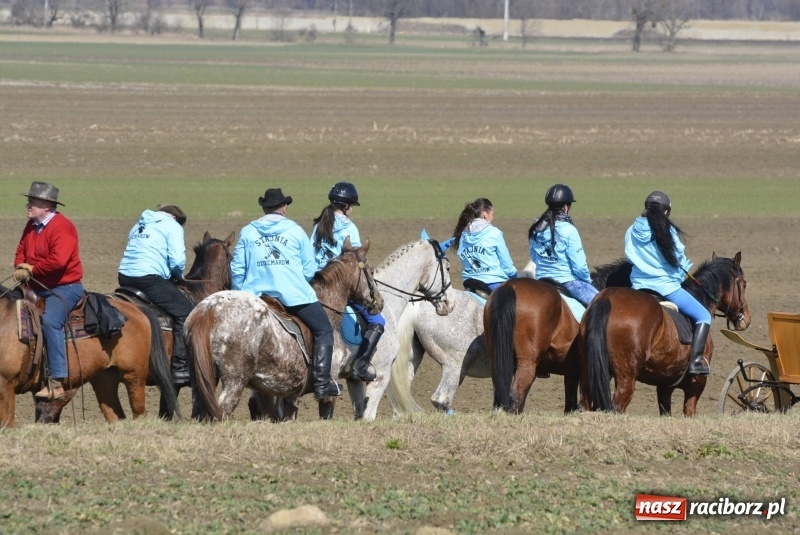 Zdjęcie w galerii na portalu naszraciborz.pl: Wielkanocna procesja konna w Raciborzu-Sudole wiadomości z regionu