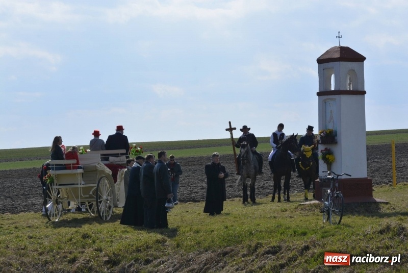 Zdjęcie w galerii na portalu naszraciborz.pl: Wielkanocna procesja konna w Raciborzu-Sudole wiadomości z regionu