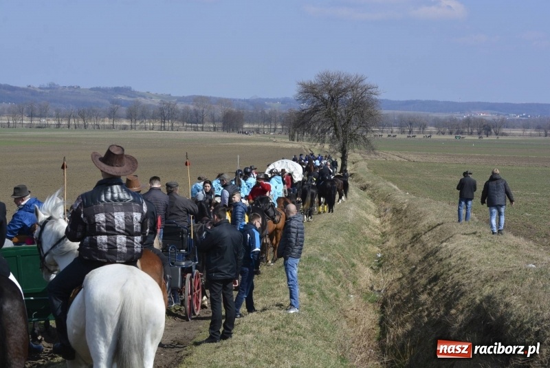 Zdjęcie w galerii na portalu naszraciborz.pl: Wielkanocna procesja konna w Raciborzu-Sudole wiadomości z regionu