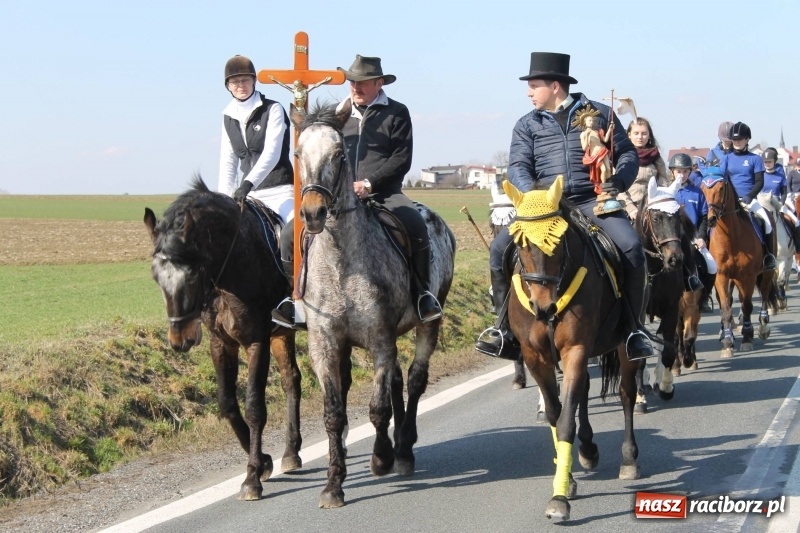 Zdjęcie w galerii na portalu naszraciborz.pl: Wielkanocna procesja konna w Raciborzu-Sudole wiadomości z regionu