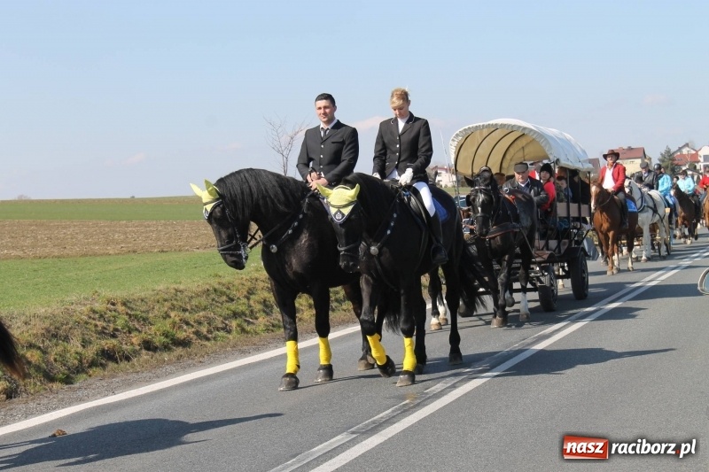 Zdjęcie w galerii na portalu naszraciborz.pl: Wielkanocna procesja konna w Raciborzu-Sudole wiadomości z regionu
