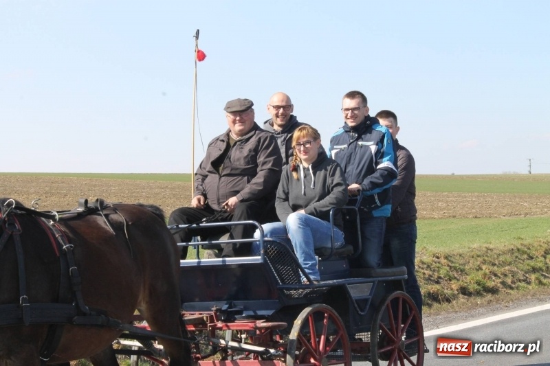 Zdjęcie w galerii na portalu naszraciborz.pl: Wielkanocna procesja konna w Raciborzu-Sudole wiadomości z regionu