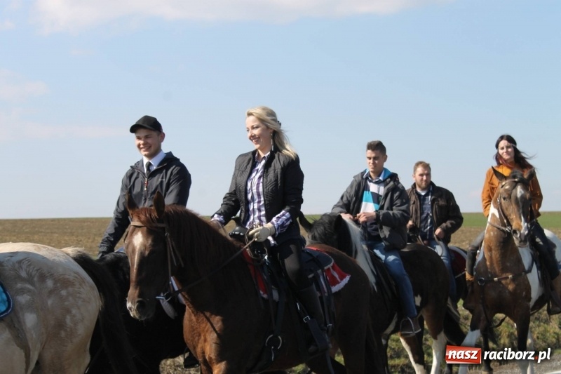 Zdjęcie w galerii na portalu naszraciborz.pl: Wielkanocna procesja konna w Raciborzu-Sudole wiadomości z regionu