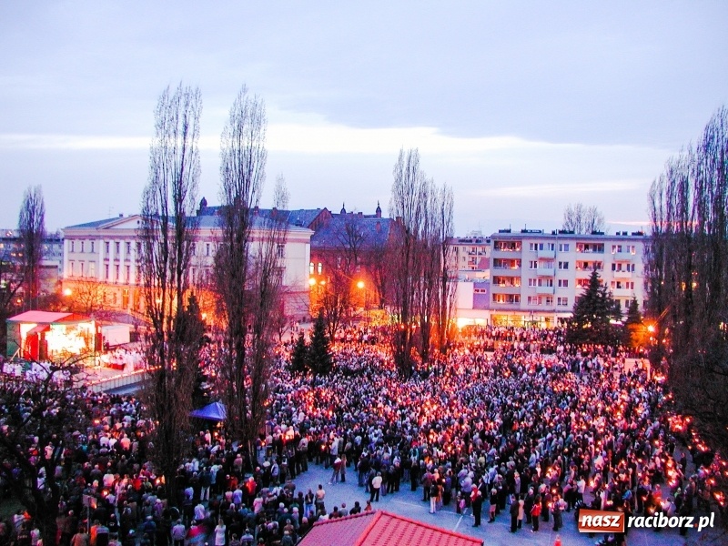 Zdjęcie w galerii na portalu naszraciborz.pl: Pamiętacie jak Racibórz żegnał w 2005 roku Ojca Świętego Jana Pawła II FOTO  wiadomości z regionu
