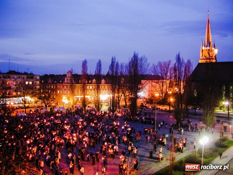 Zdjęcie w galerii na portalu naszraciborz.pl: Pamiętacie jak Racibórz żegnał w 2005 roku Ojca Świętego Jana Pawła II FOTO  wiadomości z regionu