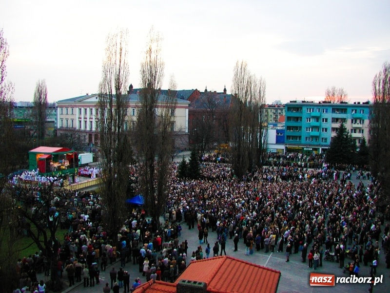 Zdjęcie w galerii na portalu naszraciborz.pl: Pamiętacie jak Racibórz żegnał w 2005 roku Ojca Świętego Jana Pawła II FOTO  wiadomości z regionu