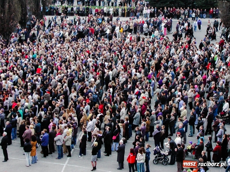 Zdjęcie w galerii na portalu naszraciborz.pl: Pamiętacie jak Racibórz żegnał w 2005 roku Ojca Świętego Jana Pawła II FOTO  wiadomości z regionu