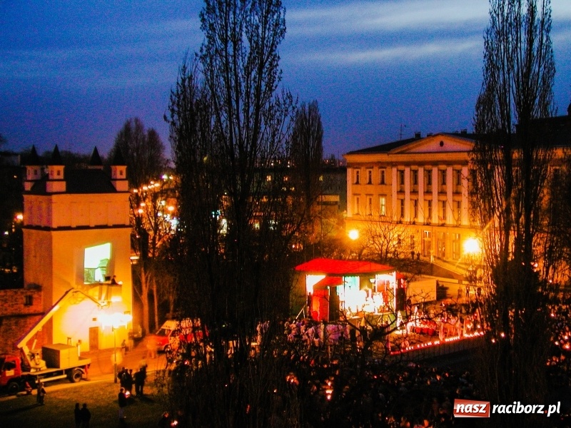 Zdjęcie w galerii na portalu naszraciborz.pl: Pamiętacie jak Racibórz żegnał w 2005 roku Ojca Świętego Jana Pawła II FOTO  wiadomości z regionu