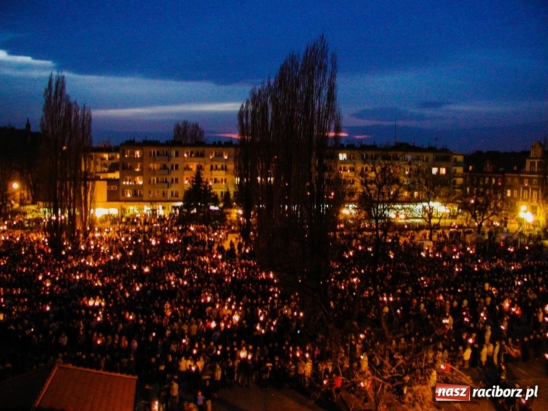 Zdjęcie w galerii na portalu naszraciborz.pl: Pamiętacie jak Racibórz żegnał w 2005 roku Ojca Świętego Jana Pawła II FOTO  wiadomości z regionu