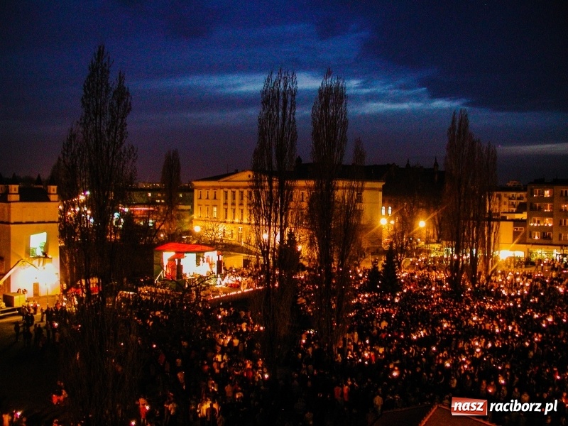 Zdjęcie w galerii na portalu naszraciborz.pl: Pamiętacie jak Racibórz żegnał w 2005 roku Ojca Świętego Jana Pawła II FOTO  wiadomości z regionu