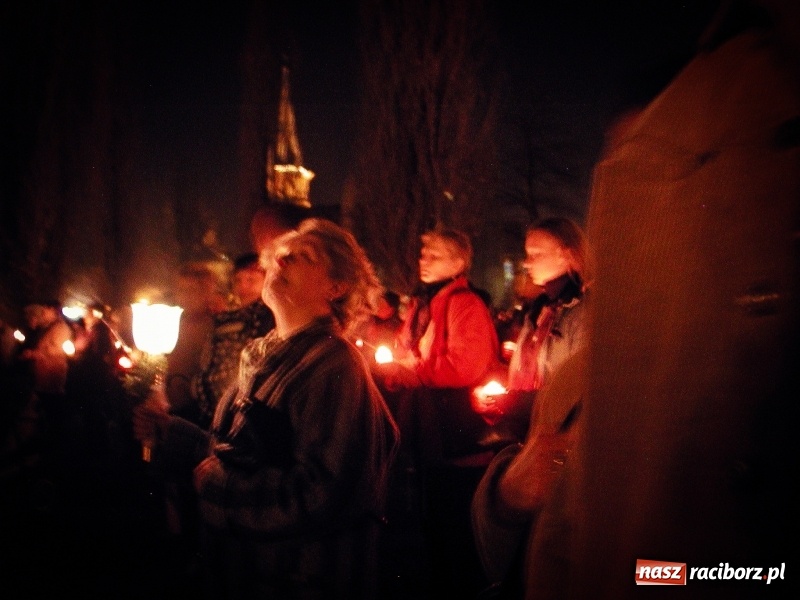 Zdjęcie w galerii na portalu naszraciborz.pl: Pamiętacie jak Racibórz żegnał w 2005 roku Ojca Świętego Jana Pawła II FOTO  wiadomości z regionu
