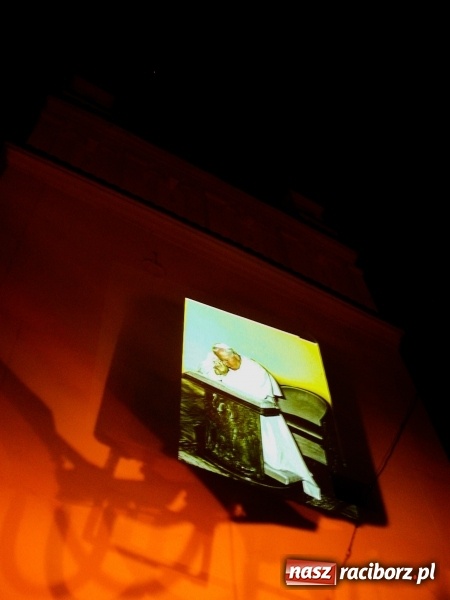 Zdjęcie w galerii na portalu naszraciborz.pl: Pamiętacie jak Racibórz żegnał w 2005 roku Ojca Świętego Jana Pawła II FOTO  wiadomości z regionu