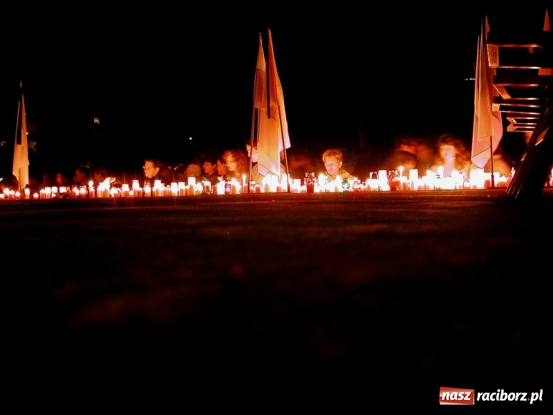 Zdjęcie w galerii na portalu naszraciborz.pl: Pamiętacie jak Racibórz żegnał w 2005 roku Ojca Świętego Jana Pawła II FOTO  wiadomości z regionu