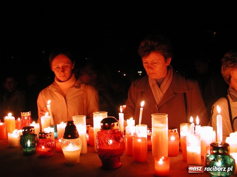 Zdjęcie w galerii na portalu naszraciborz.pl: Pamiętacie jak Racibórz żegnał w 2005 roku Ojca Świętego Jana Pawła II FOTO  wiadomości z regionu