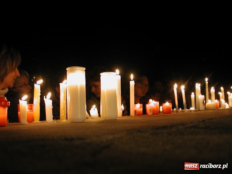 Zdjęcie w galerii na portalu naszraciborz.pl: Pamiętacie jak Racibórz żegnał w 2005 roku Ojca Świętego Jana Pawła II FOTO  wiadomości z regionu