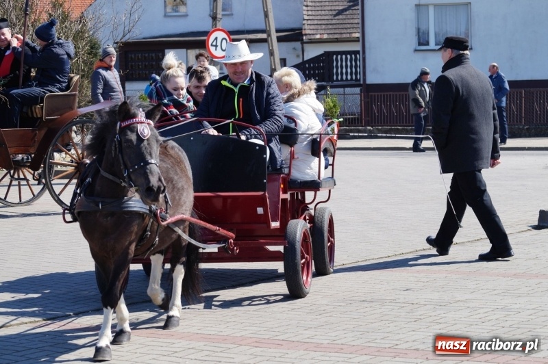 Zdjęcie w galerii na portalu naszraciborz.pl: W gminie Nędza objechali pola prosząc o udane plony wiadomości z regionu