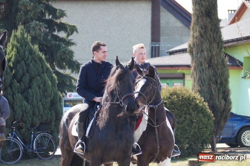 Zdjęcie w galerii na portalu naszraciborz.pl: W gminie Nędza objechali pola prosząc o udane plony wiadomości z regionu