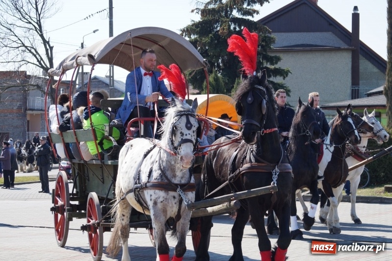 Zdjęcie w galerii na portalu naszraciborz.pl: W gminie Nędza objechali pola prosząc o udane plony wiadomości z regionu