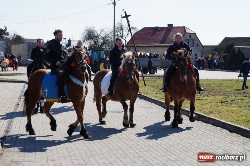 Zdjęcie w galerii na portalu naszraciborz.pl: W gminie Nędza objechali pola prosząc o udane plony wiadomości z regionu