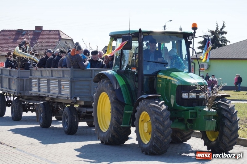 Zdjęcie w galerii na portalu naszraciborz.pl: W gminie Nędza objechali pola prosząc o udane plony wiadomości z regionu