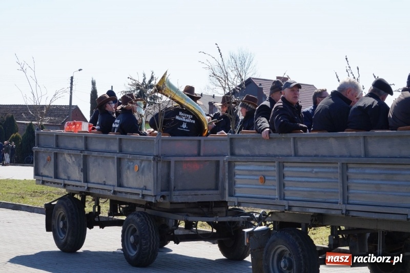 Zdjęcie w galerii na portalu naszraciborz.pl: W gminie Nędza objechali pola prosząc o udane plony wiadomości z regionu
