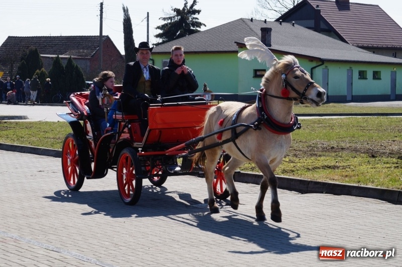 Zdjęcie w galerii na portalu naszraciborz.pl: W gminie Nędza objechali pola prosząc o udane plony wiadomości z regionu